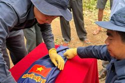 Hơn nửa thế kỷ mong ngóng, gia đình vỡ oà đón tin tìm thấy hài cốt liệt sĩ