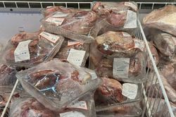 Thịt nhập khẩu giá rẻ bất ngờ; sầu riêng báo động dư thừa, giá giảm