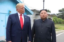 Ông Trump bất ngờ đăng ảnh chụp chung với ông Kim Jong Un