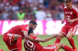 Musiala đổ gục xuống sân khiến cầu thủ Bayern hốt hoảng