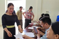 Người dân vùng biên, hải đảo Quảng Ninh chèo thuyền đi bầu trưởng thôn