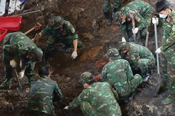Cuối tuần tìm hài cốt liệt sĩ ở công viên Lê Thị Riêng, hàng chục chiến sĩ đào bằng tay