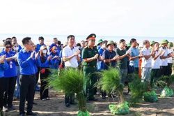 Trồng 2.000 cây phi lao, trao 300 cờ Tổ quốc cho ngư dân Sầm Sơn