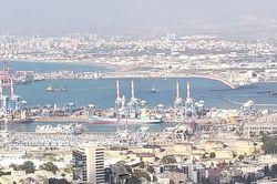 Israel tiếp nhận hàng nghìn tấn trang thiết bị quân sự tại cảng Haifa
