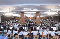 Tân sinh viên nhập học bằng những câu hỏi về nghề nghiệp tương lai
