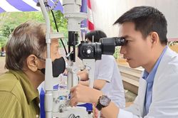 Khám mắt và cấp phát thuốc miễn phí cho người dân vùng biên