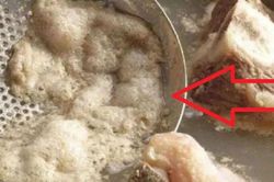 Lớp bọt nổi lên khi hầm xương là dưỡng chất hay tạp chất, có nên vớt bỏ?