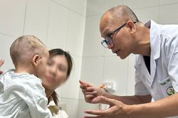 Bé trai 2 tuổi bị đa chấn thương do chó tấn công