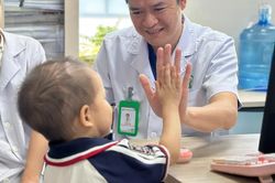 Bé trai 26 tháng tuổi bị chó nhà tấn công nghiêm trọng, bác sĩ đưa cảnh báo