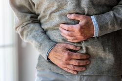 Đau bụng suốt 3 tháng không khỏi, cụ ông đi khám mới phát hiện sự thật