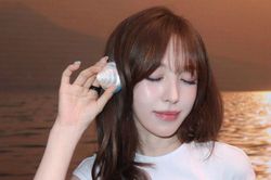 Wendy (Red Velvet) gây chú ý với phong cách đi biển táo bạo