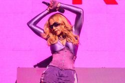Madonna chính thức bị loại khỏi lễ hội âm nhạc lớn của Anh
