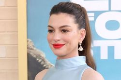 Anne Hathaway đáp trả tin đồn bụng bầu giả