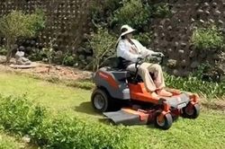 Nữ ca sĩ gạo cội rời ánh đèn sân khấu, chọn cuộc sống cắt cỏ, nuôi gà ở tuổi 73