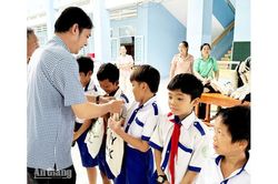 Trao 300 phần quà cho học sinh khó khăn phường Tịnh Biên