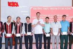 Lãnh đạo thành phố Đà Nẵng trao quà cho hộ nghèo, người có uy tín tại xã Đắc Pring