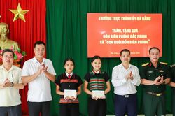 Bí thư Thành ủy Lê Ngọc Quang thăm, tặng quà Đồn Biên phòng Đắc Pring