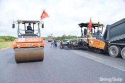 Những mét nhựa đầu tiên tại Dự án thành phần 2 cao tốc Cao Lãnh - An Hữu
