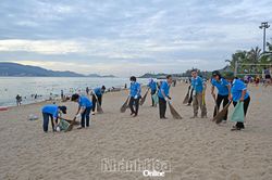 Phường Nha Trang ra quân “Chung tay làm sạch biển - Lan tỏa lối sống xanh”.