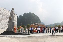 Đoàn đại biểu tỉnh dâng hương, dâng hoa nhân dịp kỷ niệm 116 năm Ngày sinh đồng chí Lương Văn Tri
