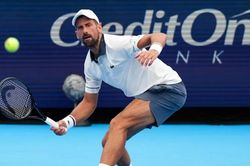 Novak Djokovic dính sự cố sức khỏe nghiêm trọng, thua ngược Tirante tại Cincinnati Open