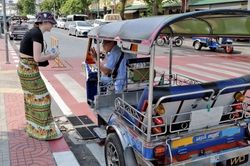 Tranh cãi đề xuất cấm xe tuk-tuk chạy xăng tại Bangkok