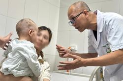 Phục hồi khuôn mặt cho bé trai 26 tháng tuổi bị chó nhà cắn nát vùng hàm mặt