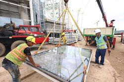 Lắp đặt hơn 9.500 tấm kính cường lực 'khủng' tại nhà ga T2 sân bay Phú Quốc