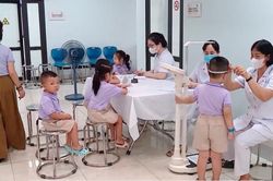 Hà Nội khám sức khỏe miễn phí cho học sinh trước năm học mới