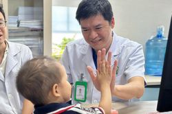 Cứu sống bé trai 26 tháng tuổi bị chó nhà tấn công
