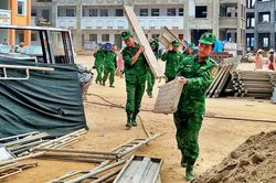 Cán bộ, chiến sĩ Đồn Biên phòng Tả Gia Khâu tham gia hoàn thiện trường nội trú biên giới Pha Long