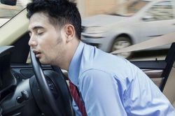 Cảnh s&aacute;t giao th&ocirc;ng khuyến c&aacute;o về việc dừng xe tr&ecirc;n cao tốc để ngủ