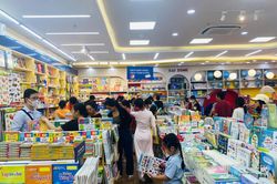 Phụ huynh chạy khắp nơi, 'săn' đủ bộ sách cho con trước năm học mới