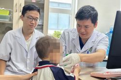 Bé trai 2 tuổi bị chó nhà cắn, vết thương sát động mạch cảnh đe dọa tính mạng