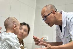 Bé trai 26 tháng tuổi bị chó tấn công được cấp cứu trong gang tấc