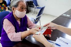 Bộ Y tế phản hồi kiến nghị 'giảm tuổi hưởng trợ cấp hưu trí xã hội xuống 70, nâng mức hỗ trợ hàng tháng'