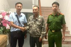 Bất ngờ nhận hơn 200 triệu từ người lạ, con trai nhờ bố đẻ báo công an