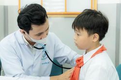 H&agrave; Nội kh&aacute;m sức khỏe định kỳ miễn ph&iacute; cho trẻ em, học sinh trước năm học mới