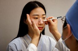 Bỏ tiền để AI chỉ chỗ cần phẫu thuật thẩm mỹ