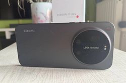 Điện thoại Xiaomi chụp Mặt Trời thành Mặt Trăng