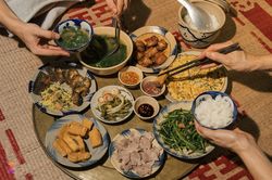Những cuốn sách đưa du khách đi dọc Việt Nam qua món ăn