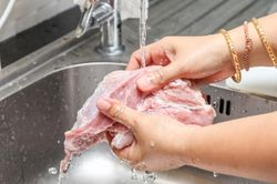 Đừng vội rửa thịt sống trước khi nấu