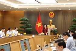 Phó Thủ tướng yêu cầu tiếp tục chú trọng chăm sóc sức khỏe, đời sống vật chất, tinh thần cho người cao tuổi