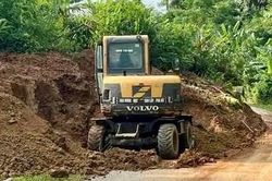 Lượng lớn đất đá 'án ngữ' tuyến đường liên xã ở Thái Nguyên