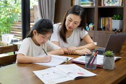Cho con học homeschool, phụ huynh cần biết gì để trẻ không khó trở lại trường?