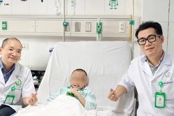 Báo động đỏ cứu bé trai 6 tuổi bị cọc sắt xuyên từ bụng xuống tầng sinh môn