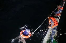 Bộ đội hải quân cứu ngư dân trôi dạt trên biển 4 ngày