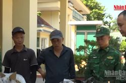 [Video] Bắt giữ hai đối tượng vận chuyển hàng lậu trái phép qua biên giới bằng đường sông