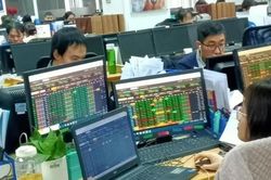 Chứng khoán ngày 17/8: Thanh khoản sụt giảm mạnh, VN-Index tiếp tục mất điểm