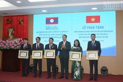Trao Huân chương của Nhà nước Lào cho các tập thể, cá nhân tỉnh Sơn La